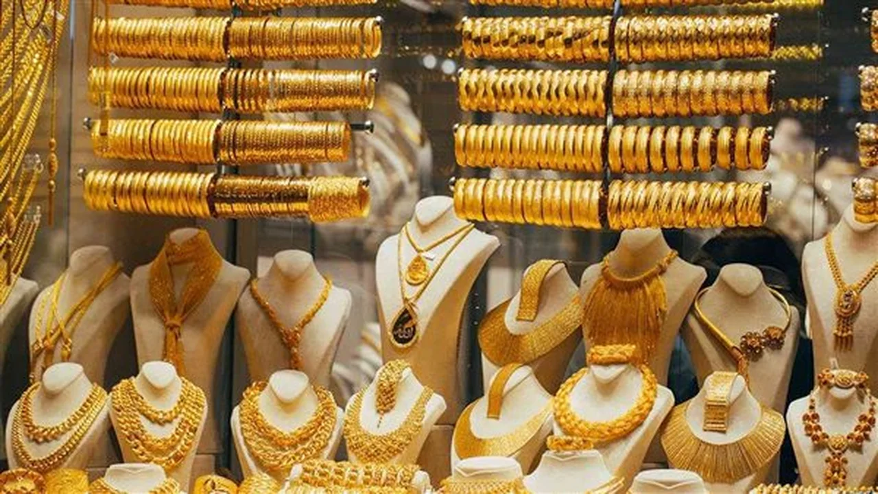 تراجع أسعار الذهب عالميًا: خبير يشرح تأثير الدولار والنفط